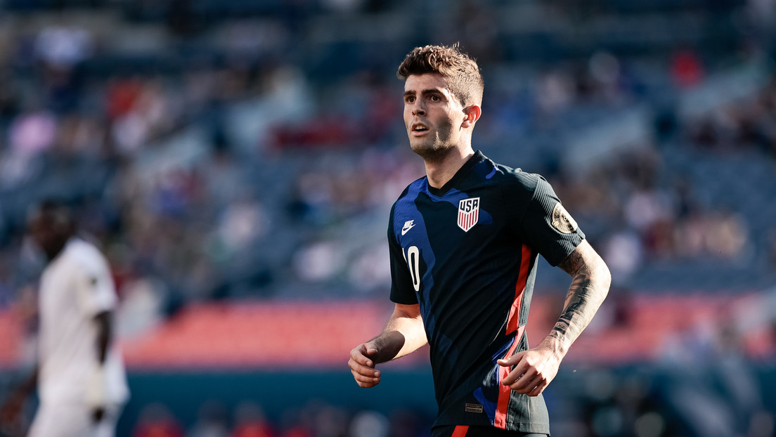 Acusan de maltrato animal al futbolista del Chelsea Christian Pulisic por hacer trucos con una pelota sobre un pez gigante y caer sobre él (VIDEO)