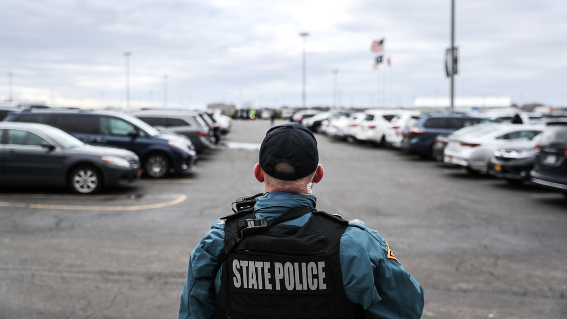 VIDEO: Lo graban mientras lanza insultos racistas a sus vecinos y estalla una manifestación delante de su casa