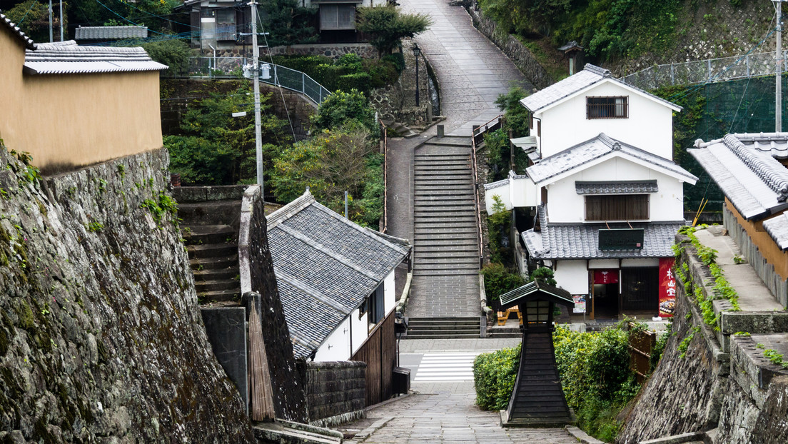 Cumple 15 años un raro programa de la televisión japonesa que muestra a mujeres corriendo por una calle cuesta arriba