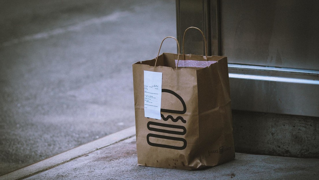 Un policía detiene a un repartidor de DoorDash y entrega el pedido al cliente (VIDEO)