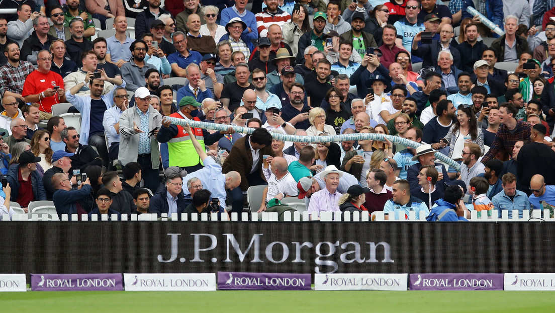 Le dice a su empresa que está enferma y no puede trabajar... pero su jefe la ve en TV celebrando los goles de Inglaterra