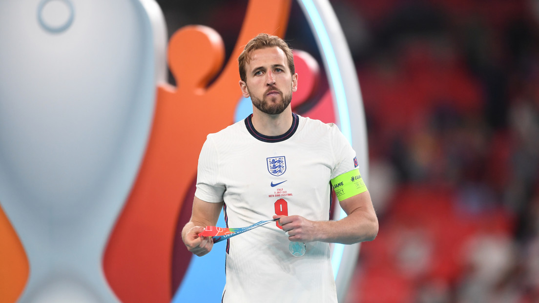 Jugadores de la selección de Inglaterra se quitan sus medallas de plata tras su derrota en la final de la Eurocopa ante Italia