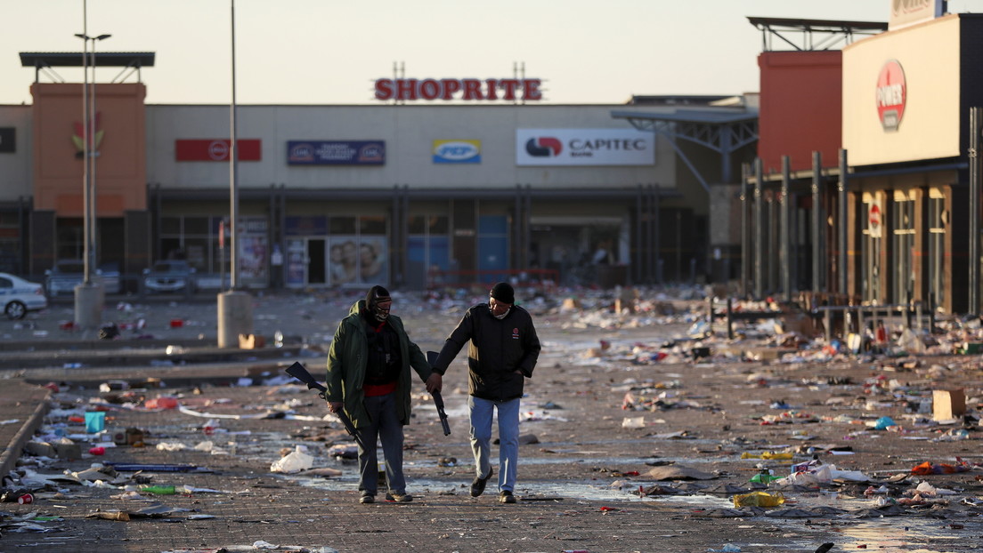 Una mujer se ve obligada a lanzar a su hija de 2 años desde un edificio en llamas en medio de las fuertes protestas en Sudáfrica (VIDEO)