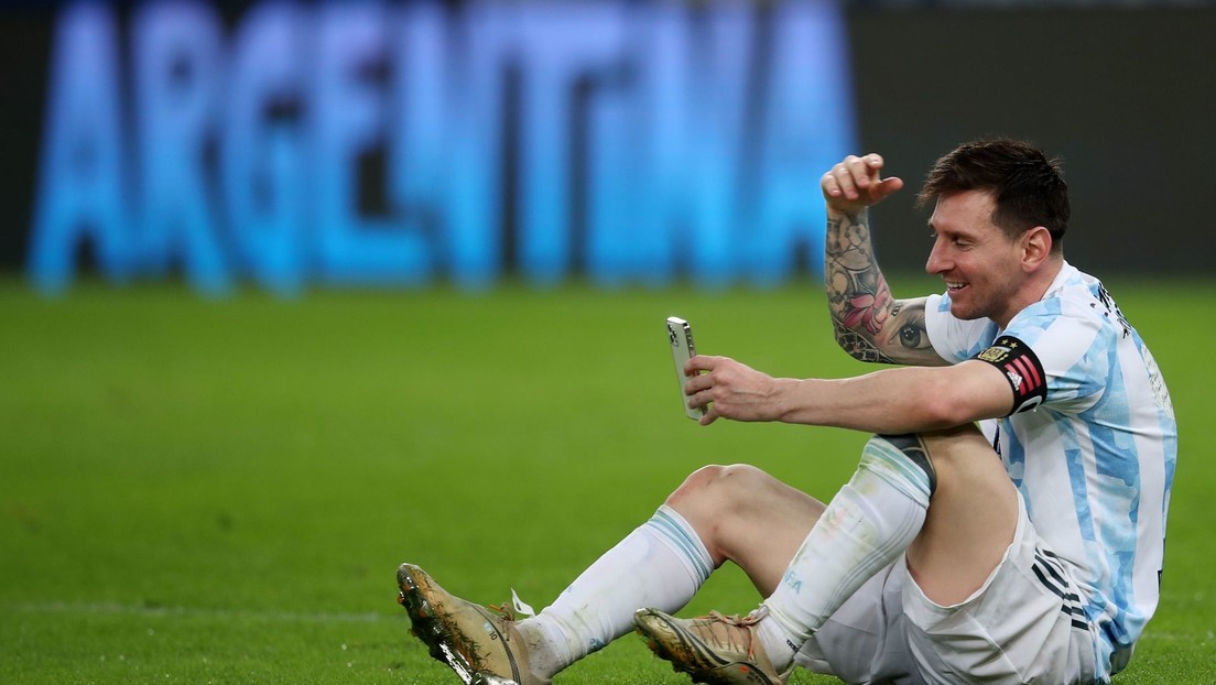 Messi envía un mensaje a un fan de 100 años que anota a mano cada uno de sus goles en un cuaderno (VIDEO)