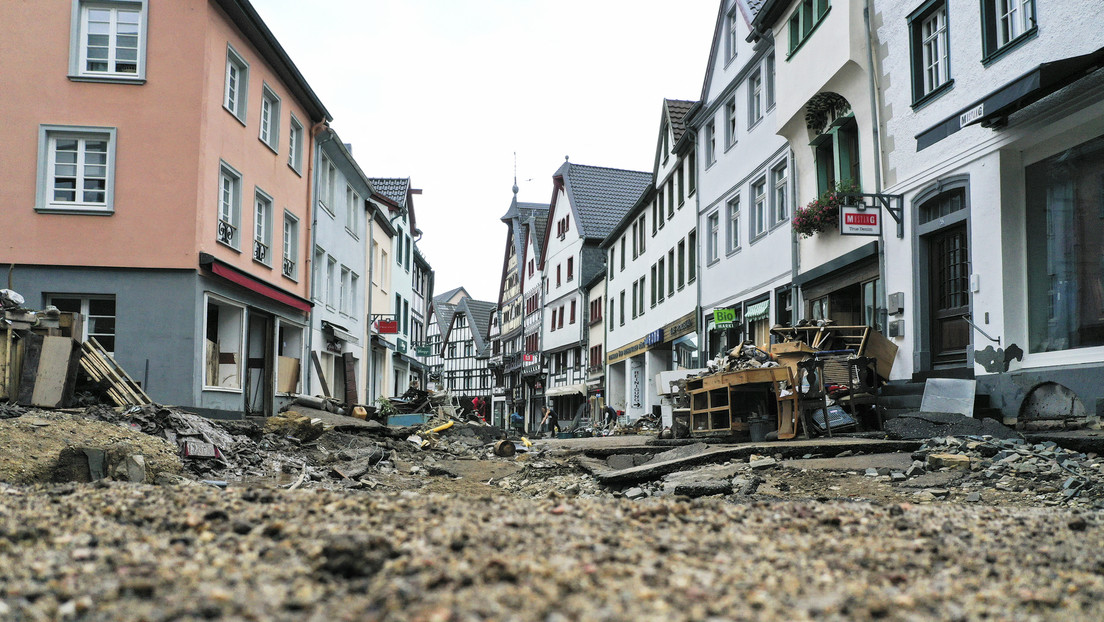 VIDEO: Captan a una casa arrastrada por la corriente flotando por una calle durante las inundaciones en Alemania