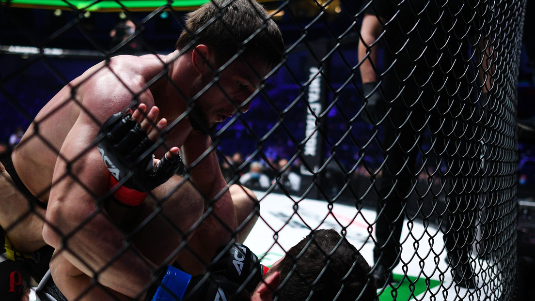 VIDEO: Un peleador de MMA recibe un fulminante derechazo que lo deja paralizado de pie y solo sostenido por la jaula