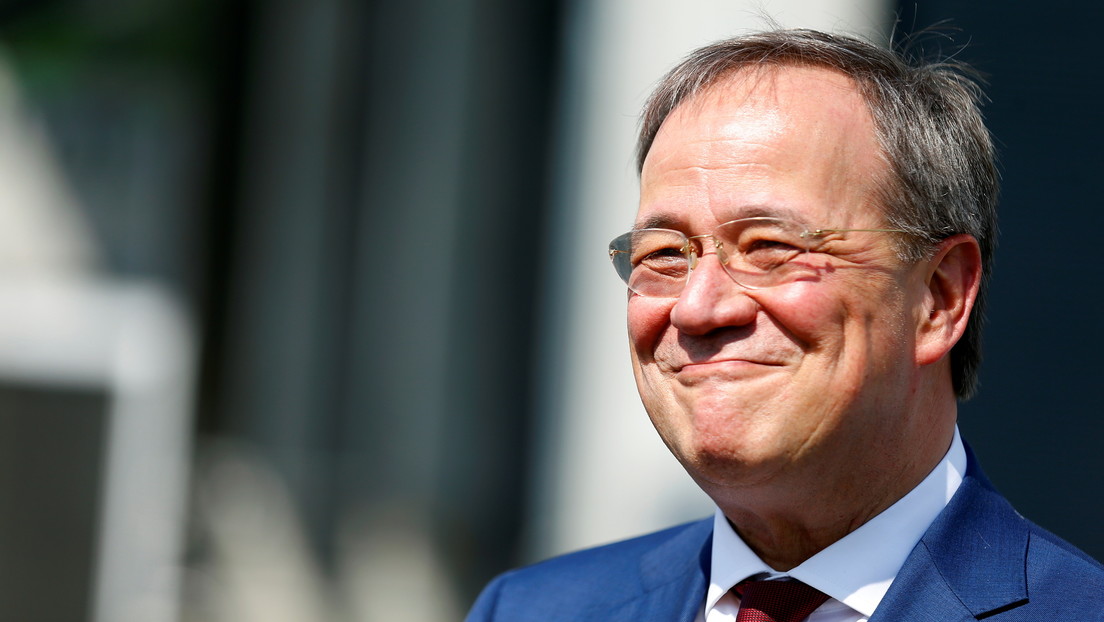 VIDEO: Captan al potencial sucesor de Merkel riéndose durante un discurso del presidente alemán sobre las mortales inundaciones, y luego se disculpa