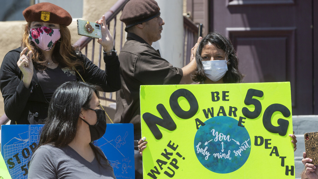 El 20% de los estadounidenses cree en la teoría de la conspiración del microchip en la vacuna del covid-19, según una consultora