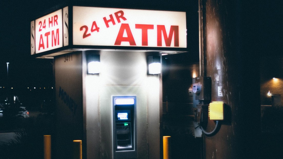 VIDEO: Ladrones intentan derribar un cajero automático pero acaban destruyendo su propio coche en el intento y tienen que huir en motocicleta