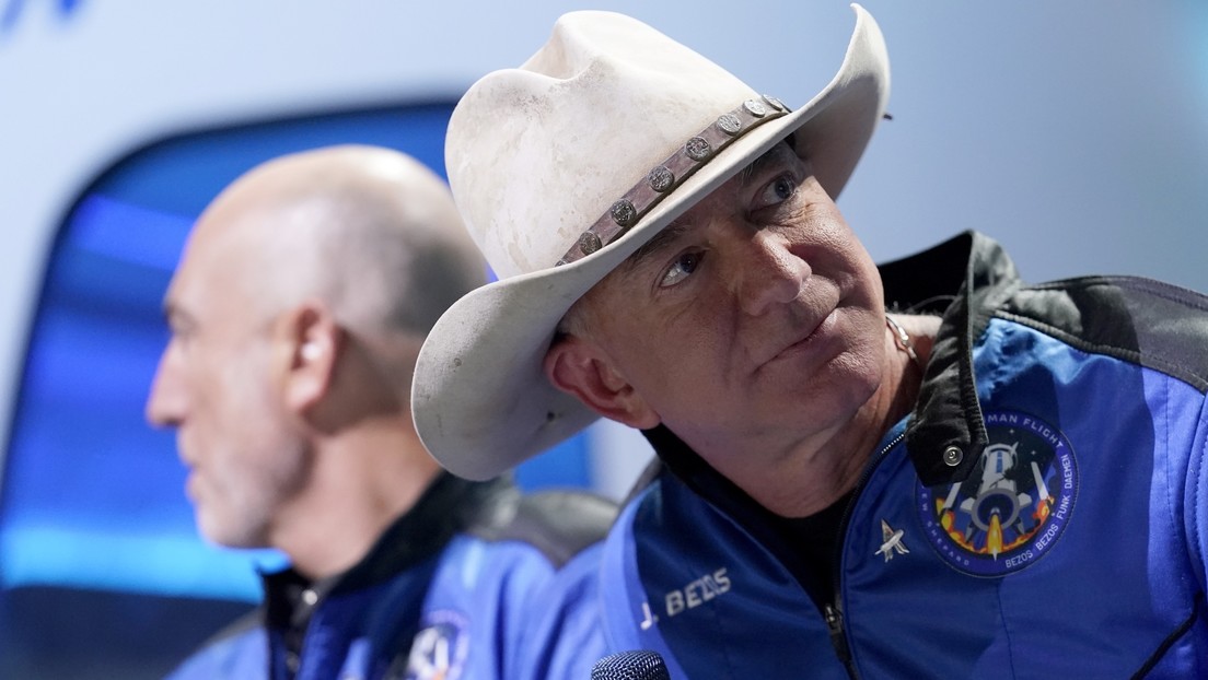Jeff Bezos viaja con éxito al espacio y la Red lo recibe con un cohetazo de burlas