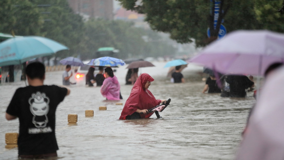 Récord de lluvias causa inundaciones mortales en el centro de China: 25 fallecidos y miles de desplazados