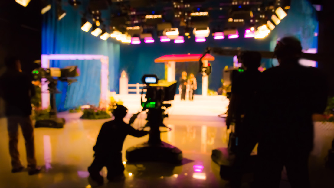 Palabras y golpes en vivo: un exasesor de la presidenta moldava 'noquea' a un ex alto funcionario en un debate de TV