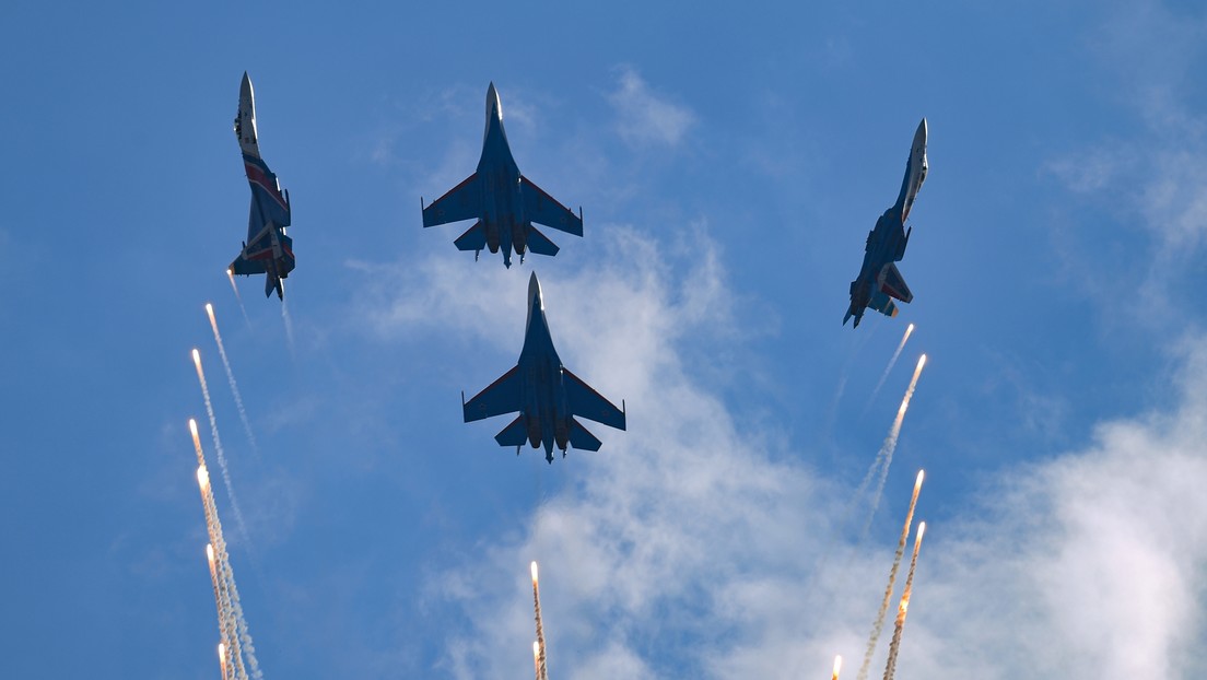 Video: Grupos de helicópteros y de cazas exhiben sus hazañas aéreas en el quinto día del salón MAKS 2021