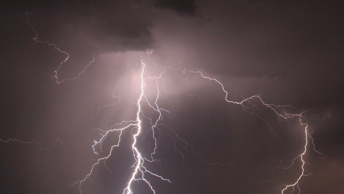 Un rayo cae sobre un vehículo y lo funde por dentro (FOTOS)