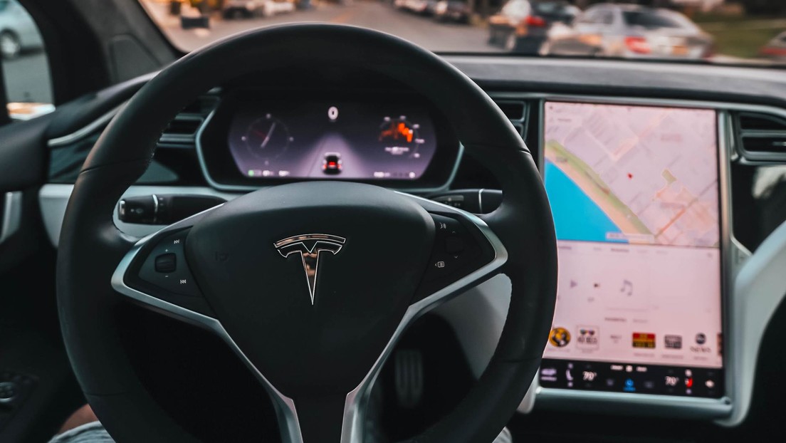 El piloto automático de Tesla confunde la Luna con un semáforo en amarillo (VIDEO)