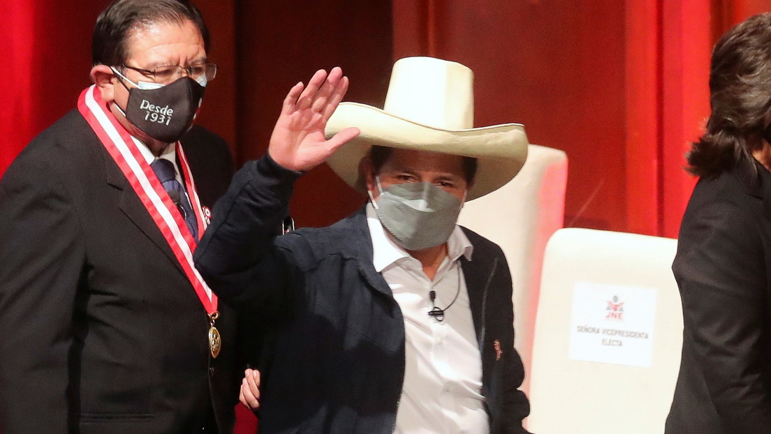 El presidente electo de Perú anuncia que pedirán al Congreso que el sueldo de ministros y congresistas baje a la mitad