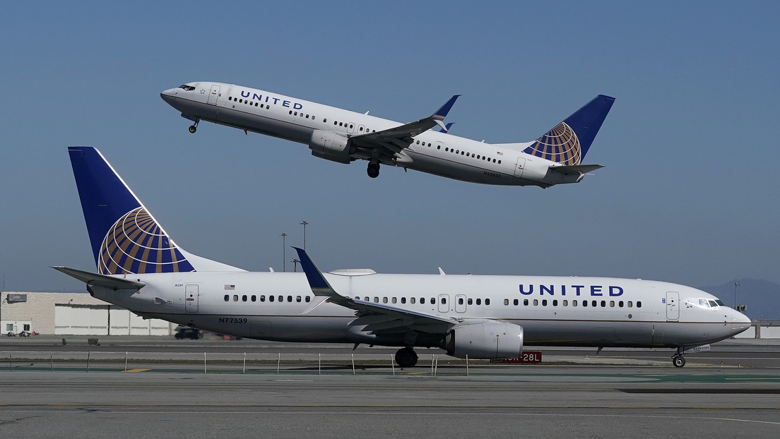 Evacúan un avión después de que un adolescente enviara a otros pasajeros una imagen de un arma de juguete