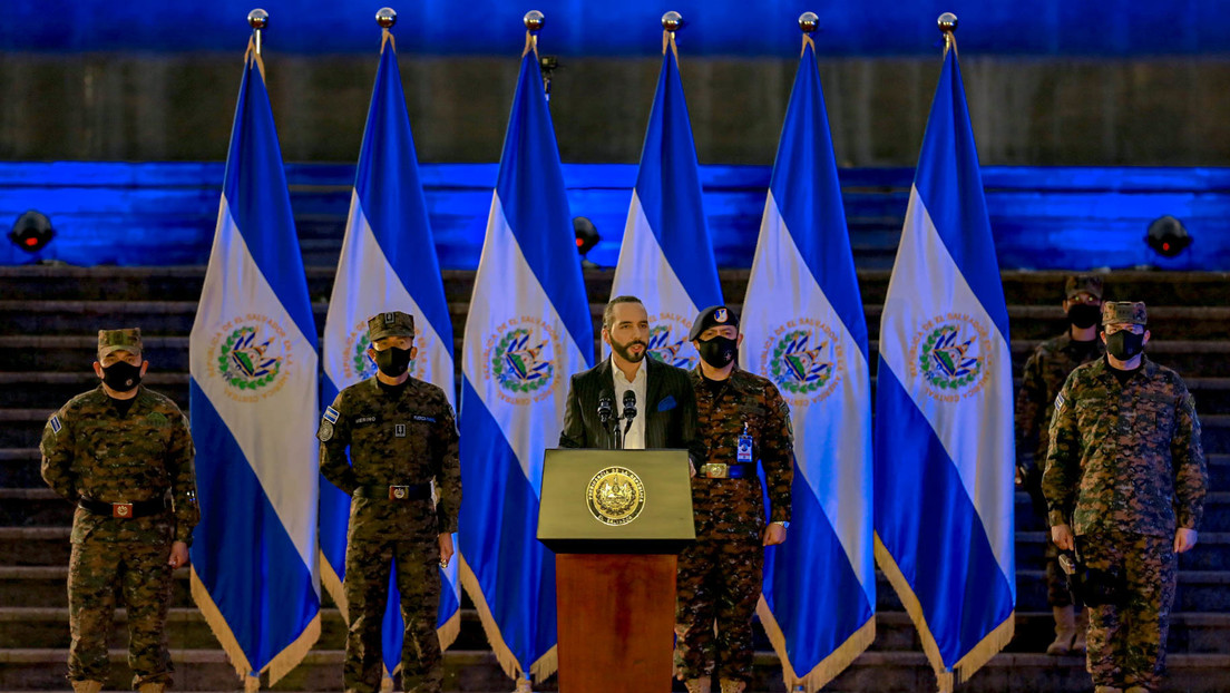 La apuesta por el bitcóin le pasa factura a la popularidad de Nayib Bukele