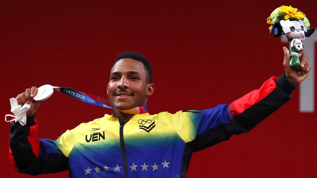 Primera medalla olímpica para Venezuela en Tokio: Julio Mayora se alza con plata en halterofilia