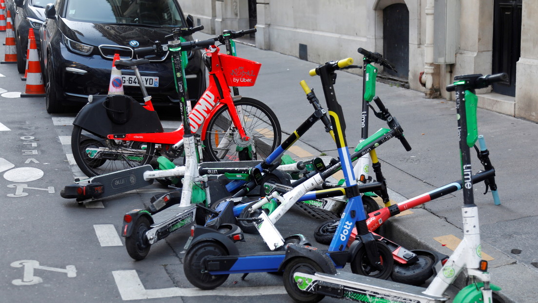 Atraca una emblemática joyería en París y escapa con un millonario botín a bordo de un monopatín eléctrico (FOTO)