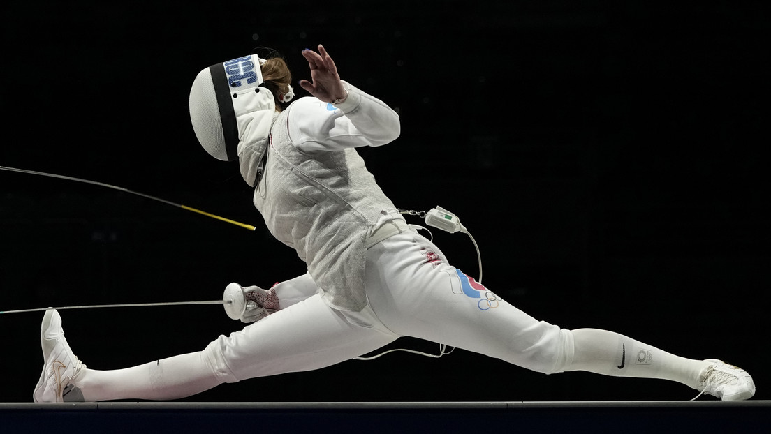 Una esgrimista rusa abandona el estadio en silla de ruedas, tras competir con una lesión para hacer posible el oro para el equipo del COR en Tokio
