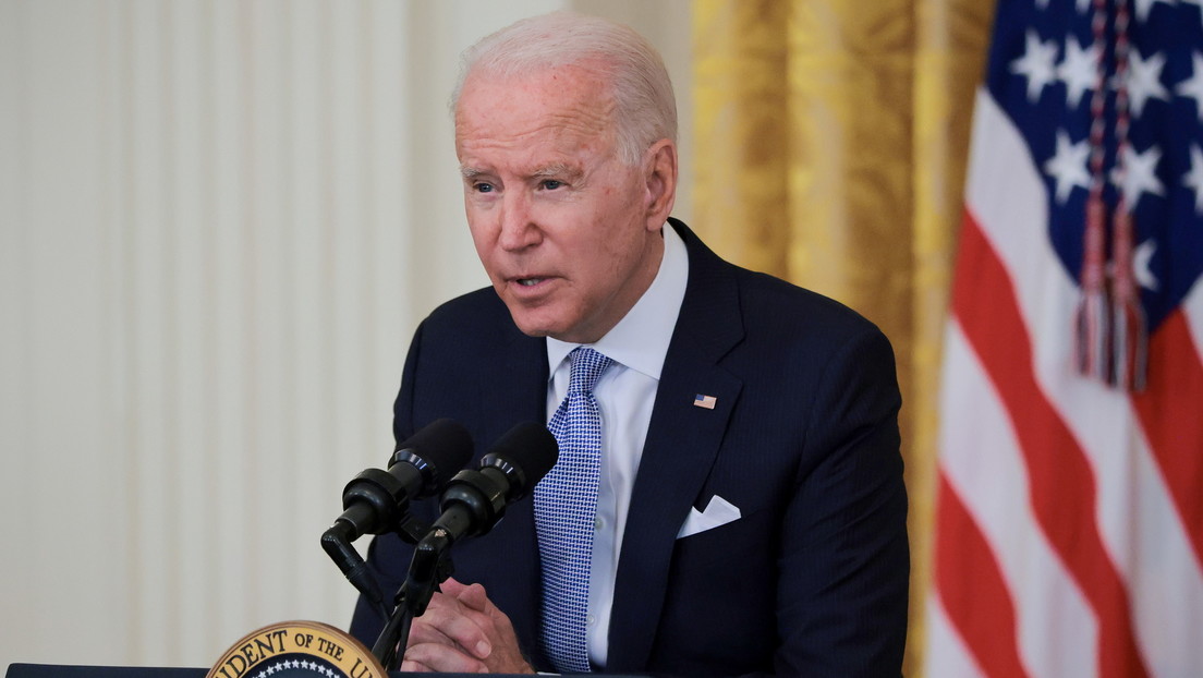 Joe Biden saluda a un primer grupo de más de 200 refugiados afganos trasladados a EE.UU.