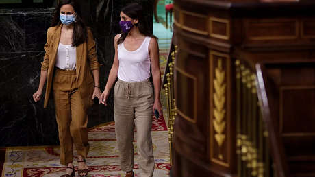 La nueva 'ley trans' de España elimina las palabras "padres" y "madres" del Código Civil y las sustituye por "progenitores"