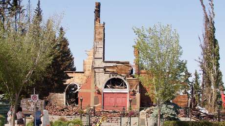 VIDEO: El fuego destruye otra iglesia católica en Canadá en medio de los hallazgos de tumbas de niños