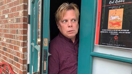 Demanda al autor de la escultura invisible 'Yo soy', vendida por 18.300 dólares, acusándolo de lucrarse con su idea