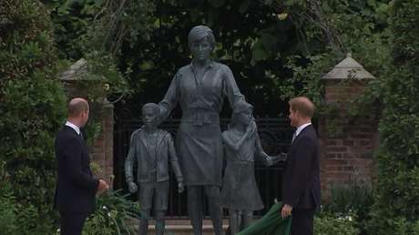 Los príncipes Guillermo y Enrique inauguran la estatua de la princesa Diana en Londres
