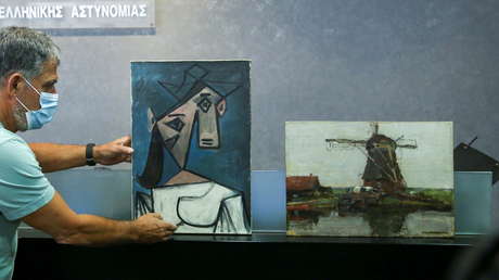 VIDEO: El momento en que una valiosa obra de Picasso recuperada 9 años después de su robo cae al suelo durante una conferencia de prensa