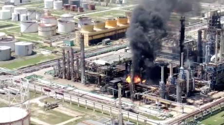 Una espesa humareda cubre la costa del mar Negro mientras arde la mayor refinería de crudo de Rumania (VIDEO)
