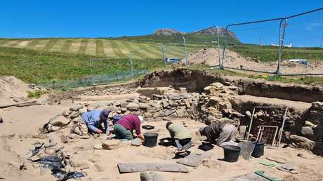 FOTOS: Encuentran cerca de 200 esqueletos de la Edad Media increíblemente bien conservados bajo la arena de una playa en Gales