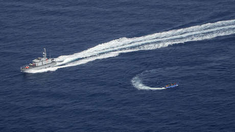 VIDEO: Un buque de la Guardia Costera libia arremete y dispara contra una embarcación con decenas de migrantes