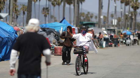 VIDEOS: Crisis de violencia y delincuencia en una famosa playa de Los Ángeles convertida en campamento de personas sin hogar