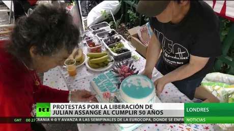 Activistas se reúnen en Londres para celebrar el 50 cumpleaños de Julian Assange