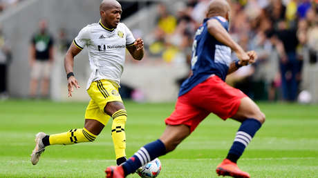 VIDEO: Un portero y un defensa corren desesperadamente para evitar que el balón entre en la red, pero se enredan y acaba en autogol