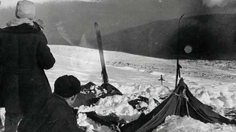 VIDEO: Inauguran en el paso Diátlov un monumento en memoria de los 9 turistas que murieron allí en circunstancias misteriosas