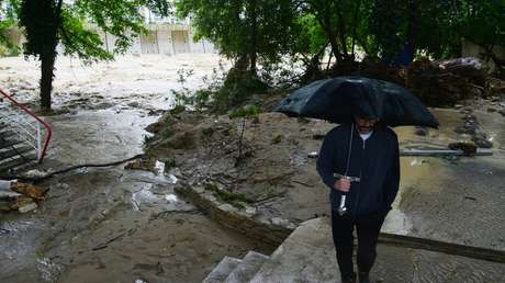 Casas destruidas y autos arrastrados por los torrentes tras las inundaciones en un popular balneario ruso (VIDEOS)
