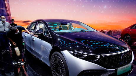 El coche eléctrico EQS de Mercedes-Benz adelanta al Tesla Model S en dos características clave