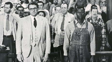 Una prestigiosa escuela escocesa elimina 'Matar a un ruiseñor' del plan de estudios por su narrativa de "salvador blanco"