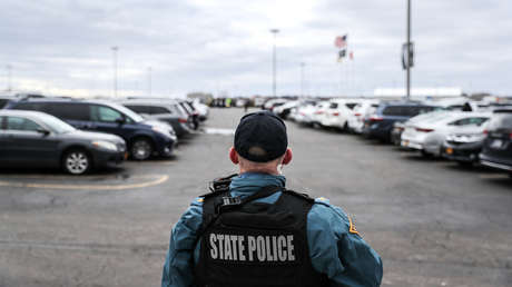VIDEO: Lo graban mientras lanza insultos racistas a sus vecinos y estalla una manifestación delante de su casa