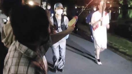 VIDEO: Una mujer intenta apagar la antorcha olímpica con una pistola de agua en Japón y es detenida por la Policía