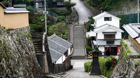 Cumple 15 años un raro programa de la televisión japonesa que muestra a mujeres corriendo por una calle cuesta arriba