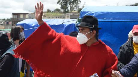 Presentadores de televisión insultan a un líder indígena ecuatoriano mientras clavan dardos en una foto suya