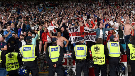 La UEFA abre un procedimiento disciplinario contra Inglaterra luego de que sus hinchas molestaran al portero de Dinamarca con un láser