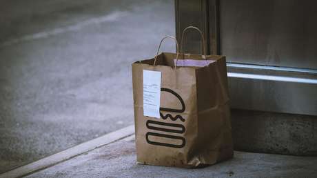 Un policía detiene a un repartidor de DoorDash y entrega el pedido al cliente (VIDEO)