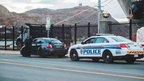 VIDEO: Siente que se ahoga al tragarse una bolsita de marihuana en un control de tráfico, pero el policía le salva