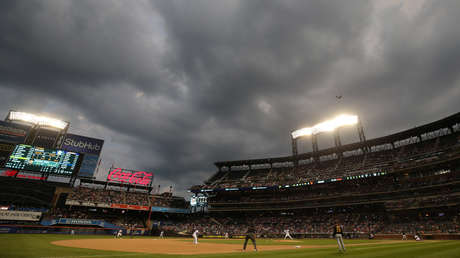 VIDEO: Agarra al vuelo una pelota de béisbol mientras sostiene a su bebé y una cerveza