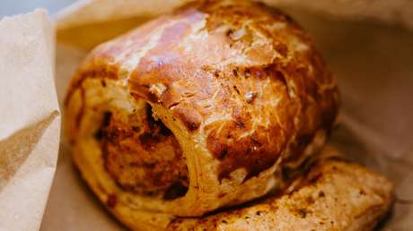 La salchicha de la discordia: sentencian a prisión a un británico que apuñaló a un amigo por un 'perro caliente'